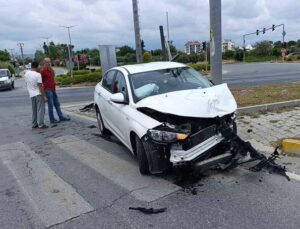 Antalya’da çarpışan araçlar hurdaya döndü: 1 yaralı