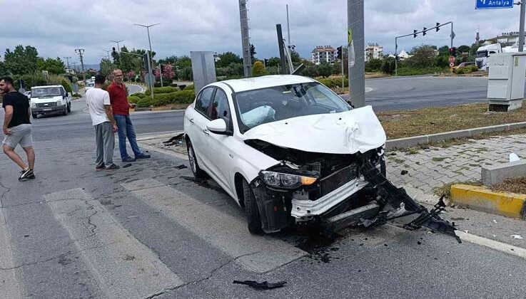 Antalya’da çarpışan araçlar hurdaya döndü: 1 yaralı