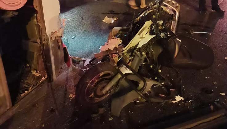 Alanya’da kırmızı ışıkta bekleyen otobüse çarpan motosikletin sürücüsü hayatını kaybetti