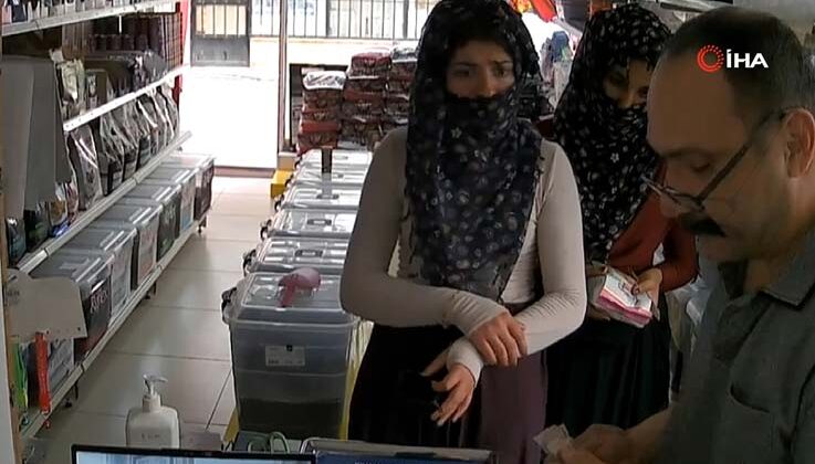Saniye dolmadan paranın yerini değiştirdi: Sihirbazlara taş çıkartan dolandırıcılık yöntemi kamerada