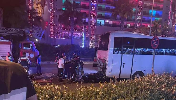 Park halindeki midibüse çarpan motosikletteki 2 genç hayatını kaybetti