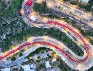 Antalya’da 400 metrelik dev Türk bayrağı ile ’Fener Alayı’ düzenlendi