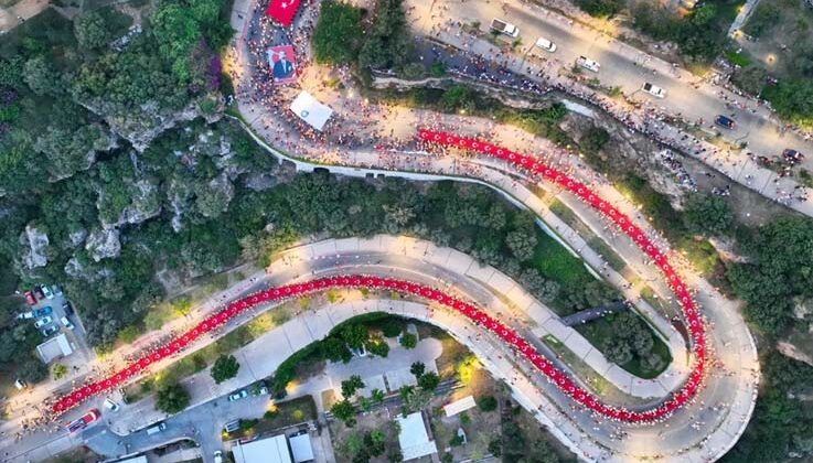 Antalya’da 400 metrelik dev Türk bayrağı ile ’Fener Alayı’ düzenlendi