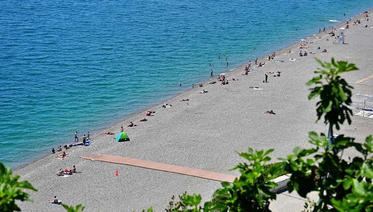 Antalya’da termometreler 28 dereceyi gösterdi, tatilciler denizin keyfini çıkardı