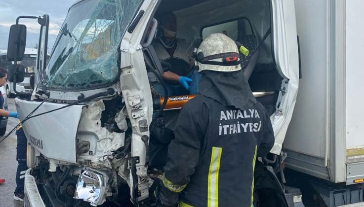 Antalya’da 3 aracın karıştığı zincirleme kazada 1 kişi yaralandı