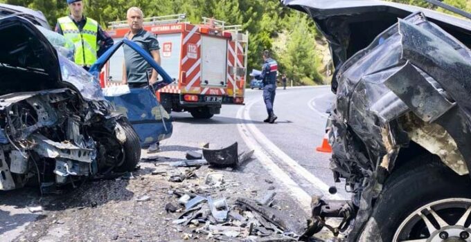Antalya’da iki araç çarpıştı: 1 ölü, 2 yaralı