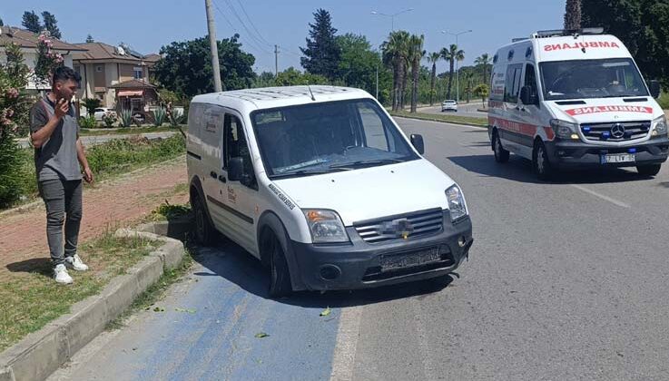 Lastiği patlayan araç kaldırıma çarpıp devrilmekten son anda kurtuldu