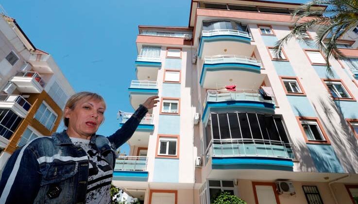 Rus öğretmen Antalya’da varlık içinde yokluk yaşıyor