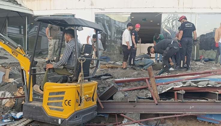 Antalya’da otel inşaatının balkonu göçtü: İşçiler canını son anda kurtardı