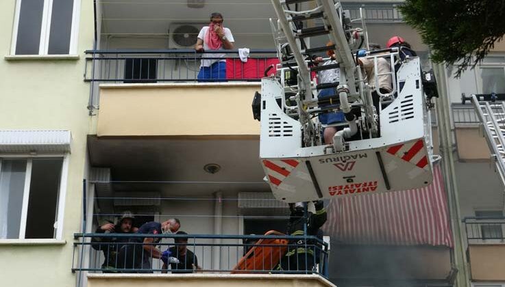 Antalya’da 15 katlı apartmanda çıkan yangında adeta can pazarı yaşandı