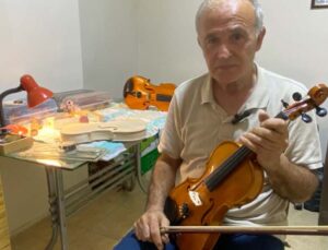 Annesinin altınlarını bozdurup aldığı keman, emekliliğinde mesleği oldu