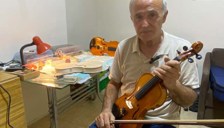 Annesinin altınlarını bozdurup aldığı keman, emekliliğinde mesleği oldu
