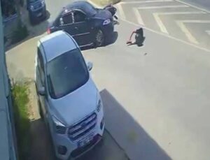 Otomobille çarpışan motosikletin sürücüsü metrelerce savruldu