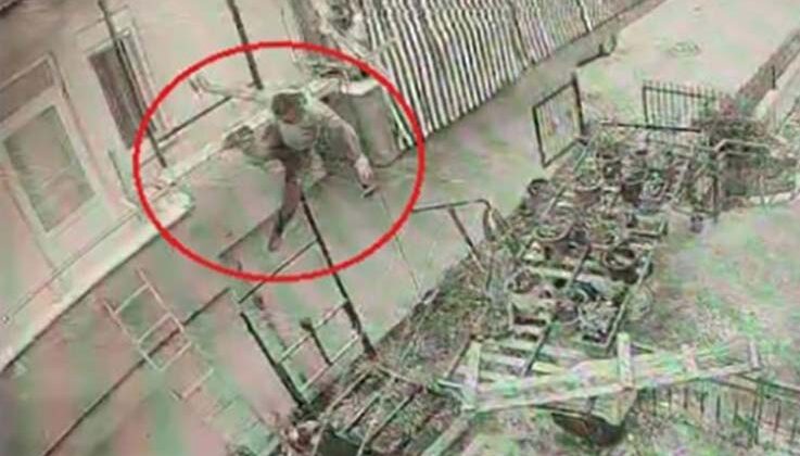 Yük asansörü kurulumu yapan ustanın iskeleden düşme anı kamerada