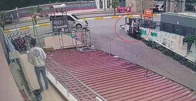 Motosiklet önce otomobile, ardından da duvara çarptı