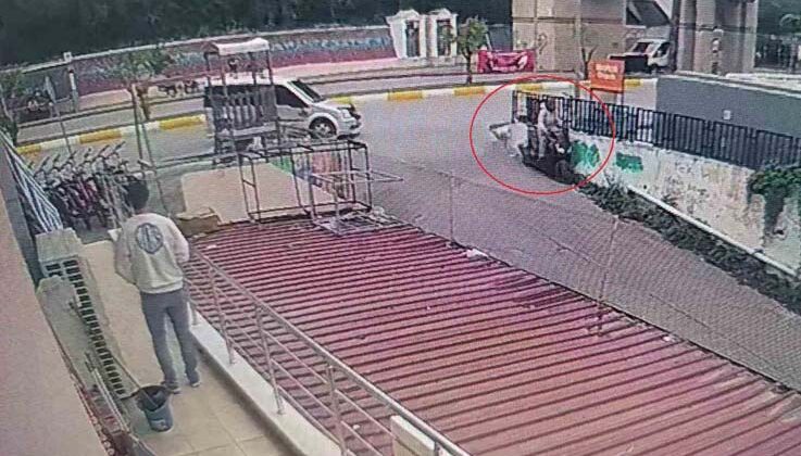 Motosiklet önce otomobile, ardından da duvara çarptı