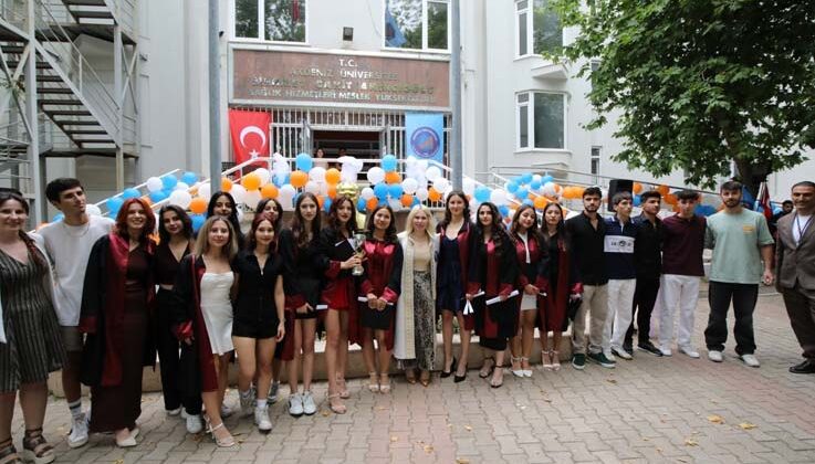 AÜ Sağlık Hizmetleri MYO öğrencileri mezun oldu