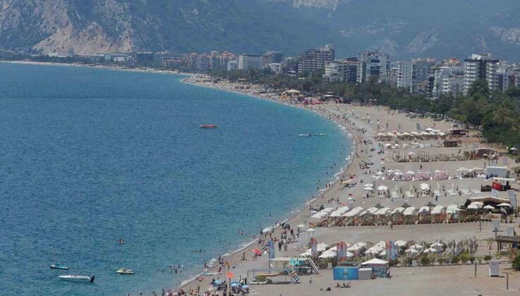 Güneşi gören Antalyalılar Konyaaltı Sahili’ni doldurdu
