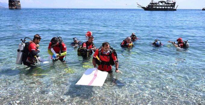 Kemer’de deniz dibi ve sahil temizliği etkinliği