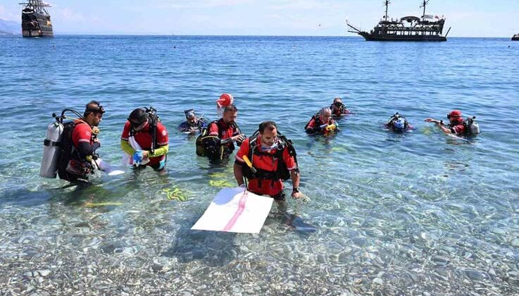 Kemer’de deniz dibi ve sahil temizliği etkinliği
