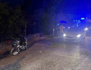 Motosiklet ile otomobil çarpıştı: 2 yaralı
