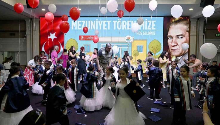 Antalya OSB’nin minikleri mezuniyet sevincini kep atarak kutladı