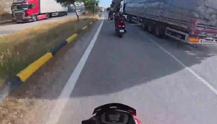 Korna çalınmasına sinirlendi, tırı motosikletlerin üzerine sürdü