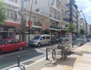 Yola fırlayıp otomobile yandan çarpan 3 yaşındaki çocuk yaralandı