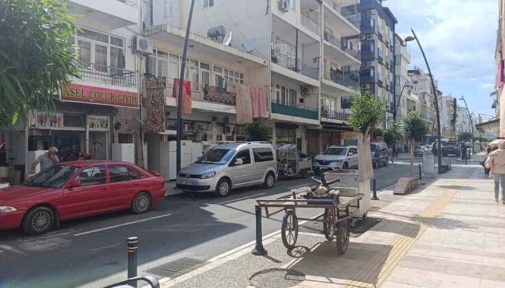 Yola fırlayıp otomobile yandan çarpan 3 yaşındaki çocuk yaralandı