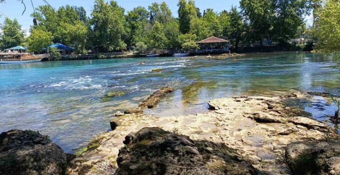 Manavgat Şelalesi’nde su seviyesi düştü, kara göründü