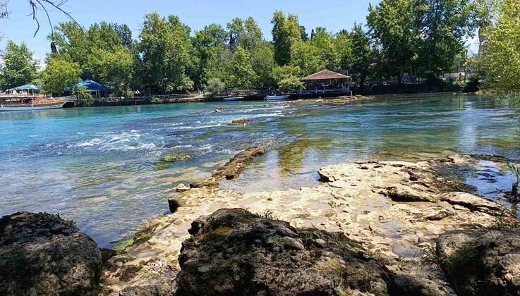 Manavgat Şelalesi’nde su seviyesi düştü, kara göründü