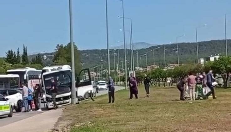 Freni patlayan minibüs önündeki araca ve aydınlatma direğine çarptı: 4 yaralı
