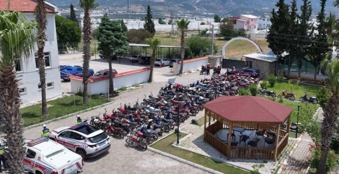 Kaş’ta motosikletlere yönelik huzur ve güven uygulamasında 145 araç trafikten men edildi