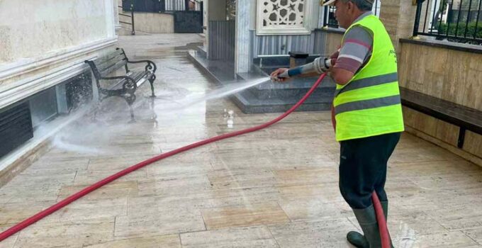 Manavgat Belediyesi’nden bayram öncesi cami temizliği