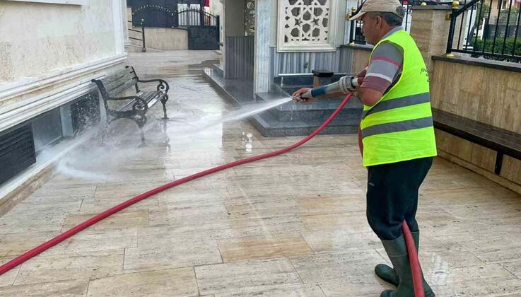Manavgat Belediyesi’nden bayram öncesi cami temizliği