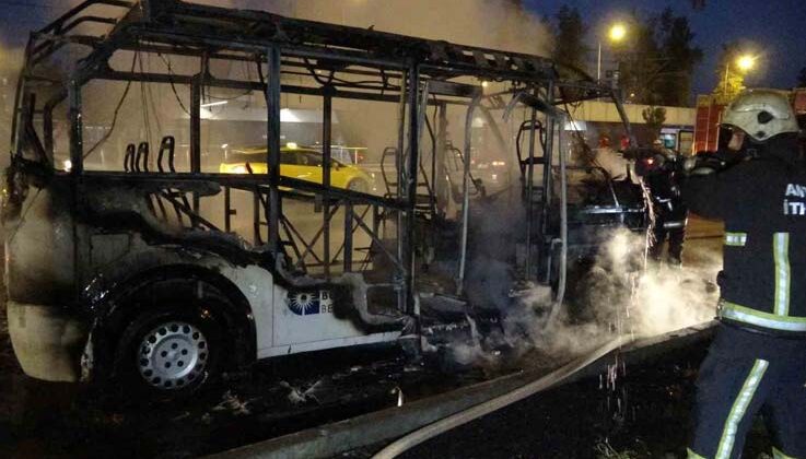 Yolcu minibüsü alev alev yandı, yangına müdahale etmeye çalışan sürücü yaralandı