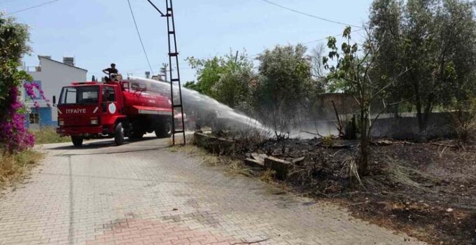 Manavgat’ta araçtan atılan sigara bahçede yangın çıkardı