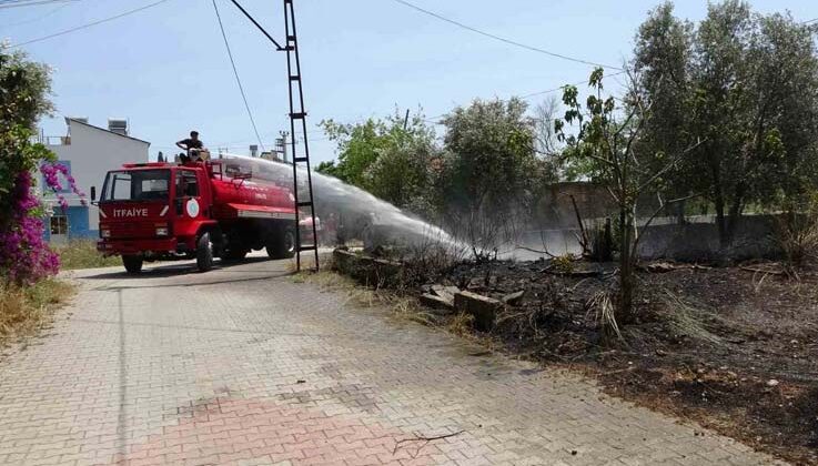 Manavgat’ta araçtan atılan sigara bahçede yangın çıkardı