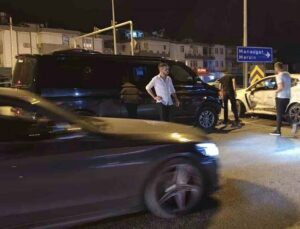 Kırmızı ışık ihlali yapan tur minibüsü otomobile çarptı