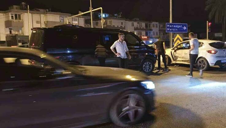 Kırmızı ışık ihlali yapan tur minibüsü otomobile çarptı
