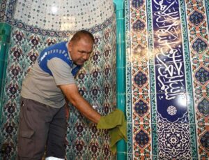 Konyaaltı’nda bayram öncesi ibadethaneler temizlendi