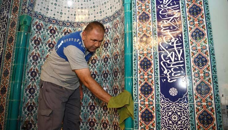 Konyaaltı’nda bayram öncesi ibadethaneler temizlendi