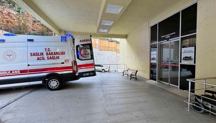 Kendi karnına iki kez bıçak saplayan adam ağır yaralandı