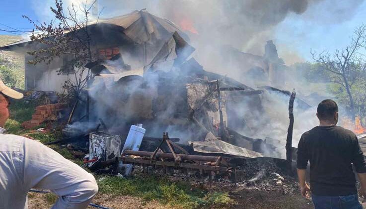 Antalya’da yaşlı çiftin evi yandı, iki kurbanlığı telef oldu