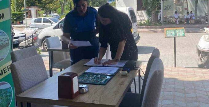 Kemer’de zabıta fiyat etiketlerini denetledi