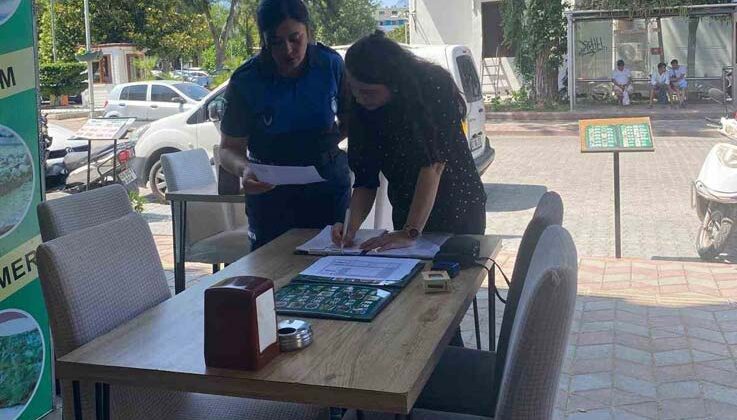 Kemer’de zabıta fiyat etiketlerini denetledi