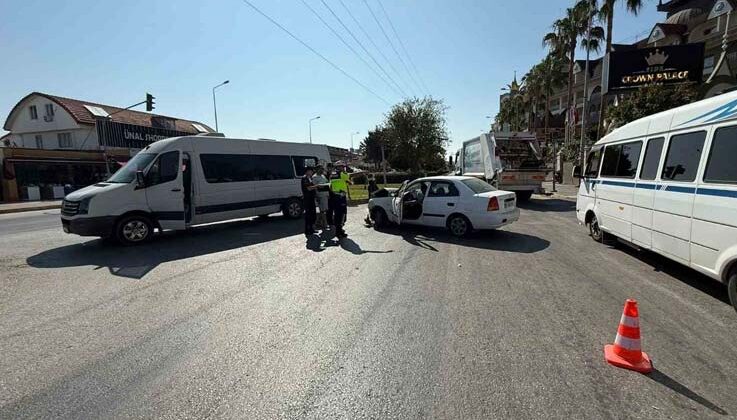 Manavgat’ta otomobil tur aracına çarptı: 5 yaralı