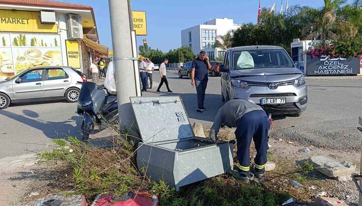 Kaza yapan araçlar elektrik panosu devirdi