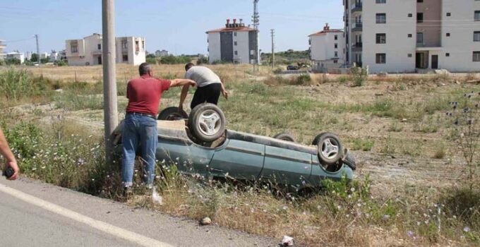 Serik’te otomobil şarampole yuvarlandı, sürücü ve 13 yaşındaki çocuğu yaralandı