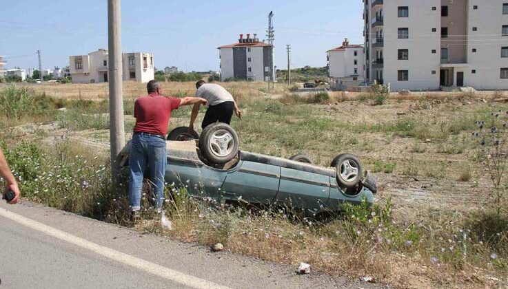 Serik’te otomobil şarampole yuvarlandı, sürücü ve 13 yaşındaki çocuğu yaralandı